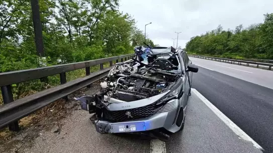 Sakarya'da Tır ile Otomobil Çarpıştı
