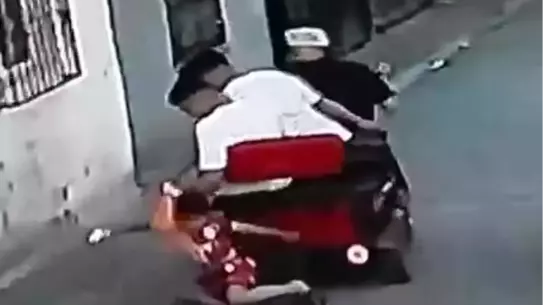 Galatasaraylı Çocuğa Sokakta Saldırı