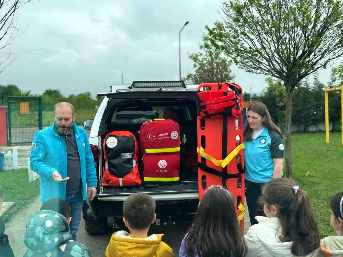 Miniklere Ambulans Eğitimi