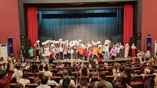 Aydın'da Drama Atölyesi Öğrencileri Yıl Sonu Gösterisinde Hünerlerini Sergiledi