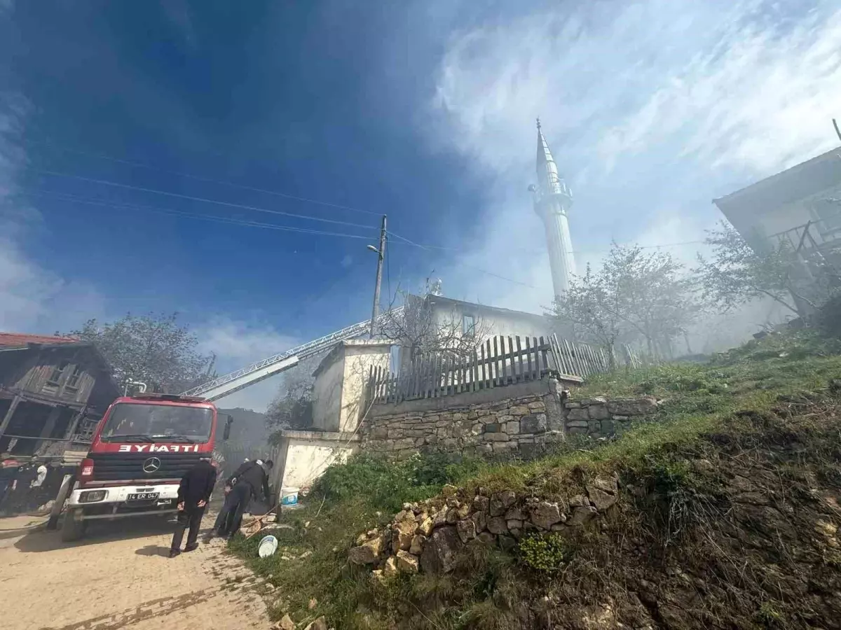 Bolu'da Yangın: 2 Ahşap Ev ve 1 Cami Alevlere Teslim Oldu