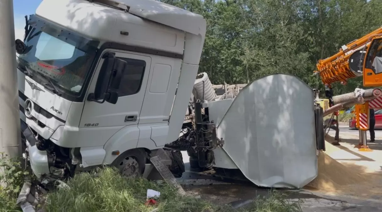 Geyve'de Yem Yüklü TIR Devrildi