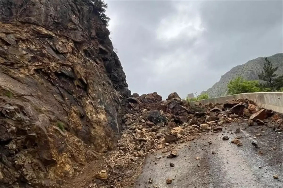 Torul'da Heyelan, Köy Yolu Kapandı