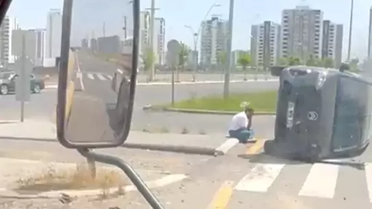 Diyarbakır'da Kamyonet Kaza Geçirdi