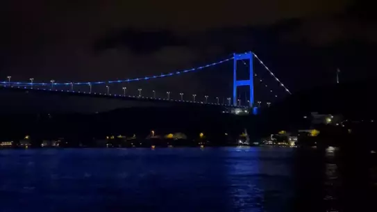 FSM Köprüsü Mavi Renkte Işıklandırıldı
