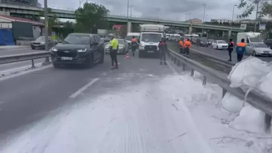 Zeytinburnu'nda TIR Kazası: Trafik Kilitlendi