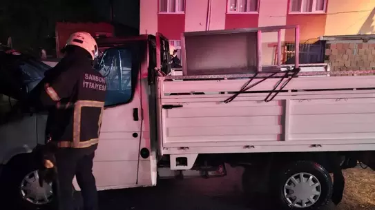 Samsun'da Park Halindeki Kamyonet Yandı