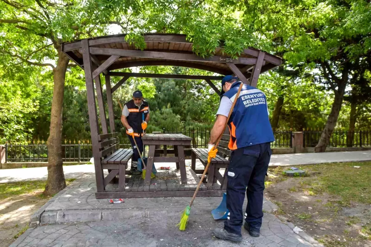 Esenyurt Belediyesi'nden 7/24 Temizlik Çalışmaları