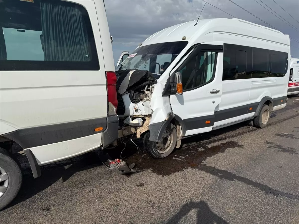 Siverek'te Öğretmenleri Taşıyan İki Servis Minibüsü Çarpıştı