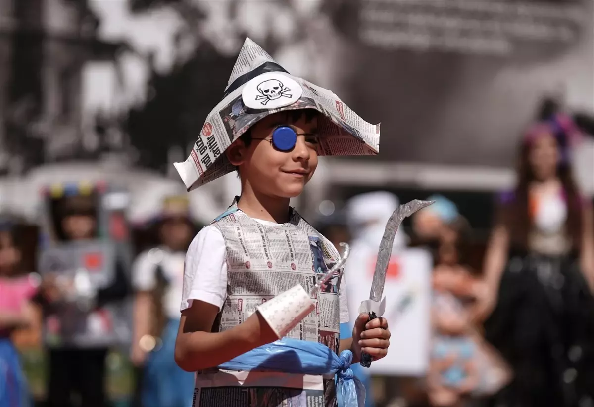 İzmir'de öğrenciler atık malzemelerden tasarladıkları kıyafetlerle defile düzenledi