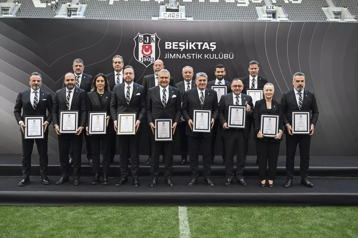 Serdal Adalı ve yönetimi, mazbatalarını aldı