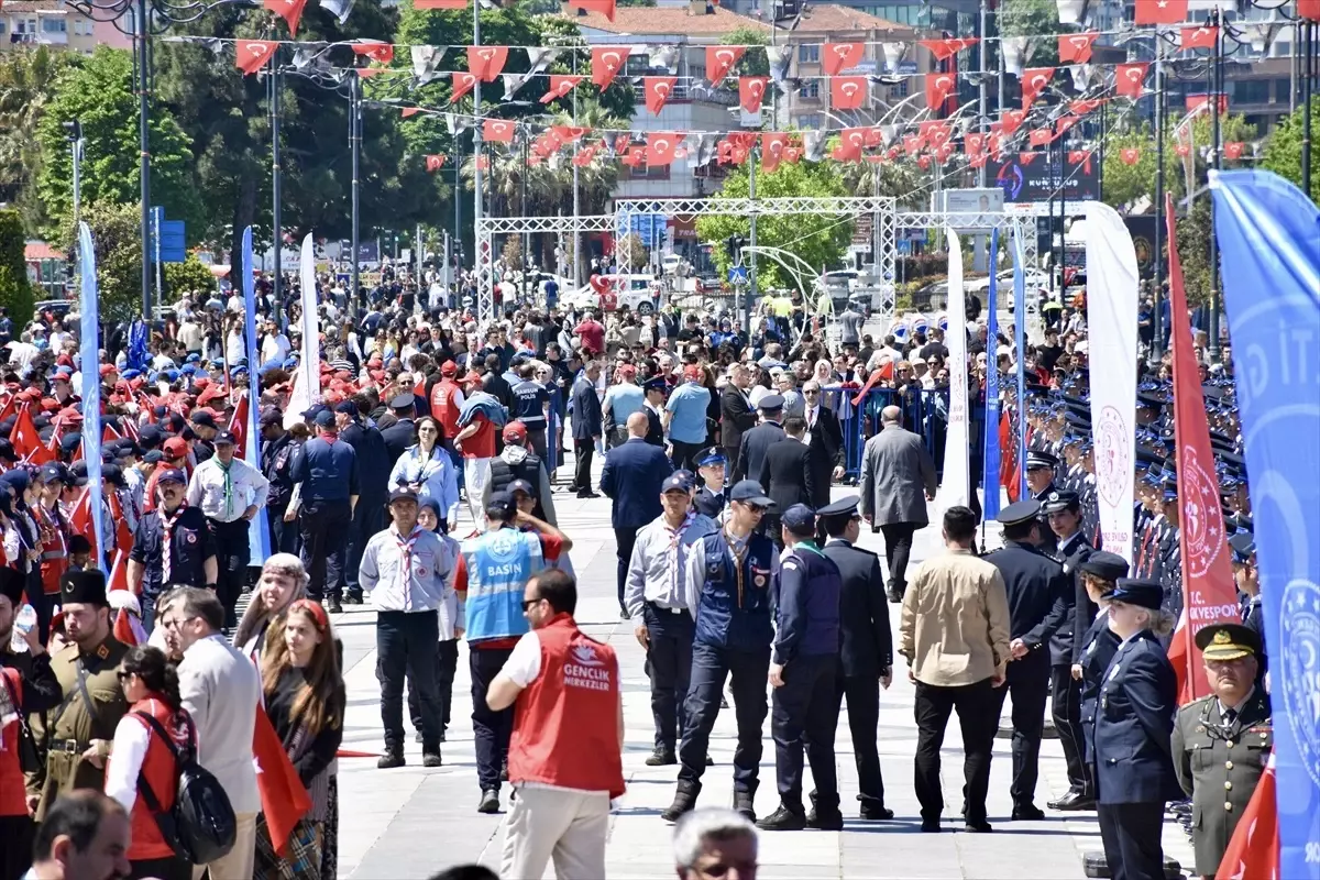 Atatürk'ü temsil eden bayrak Samsun'da karaya çıkarıldı (2)