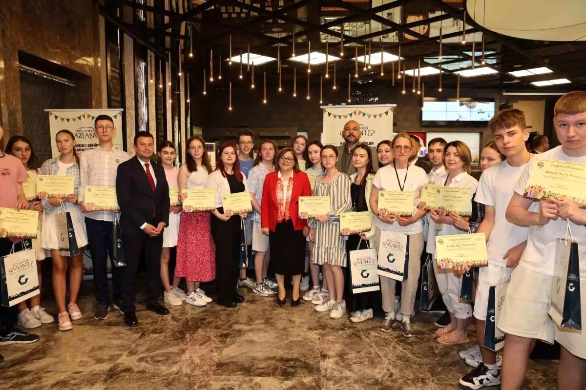 Gaziantep'te Kardeş Şehirler Uluslararası Gençlik Kampı Sertifika Töreni Düzenlendi