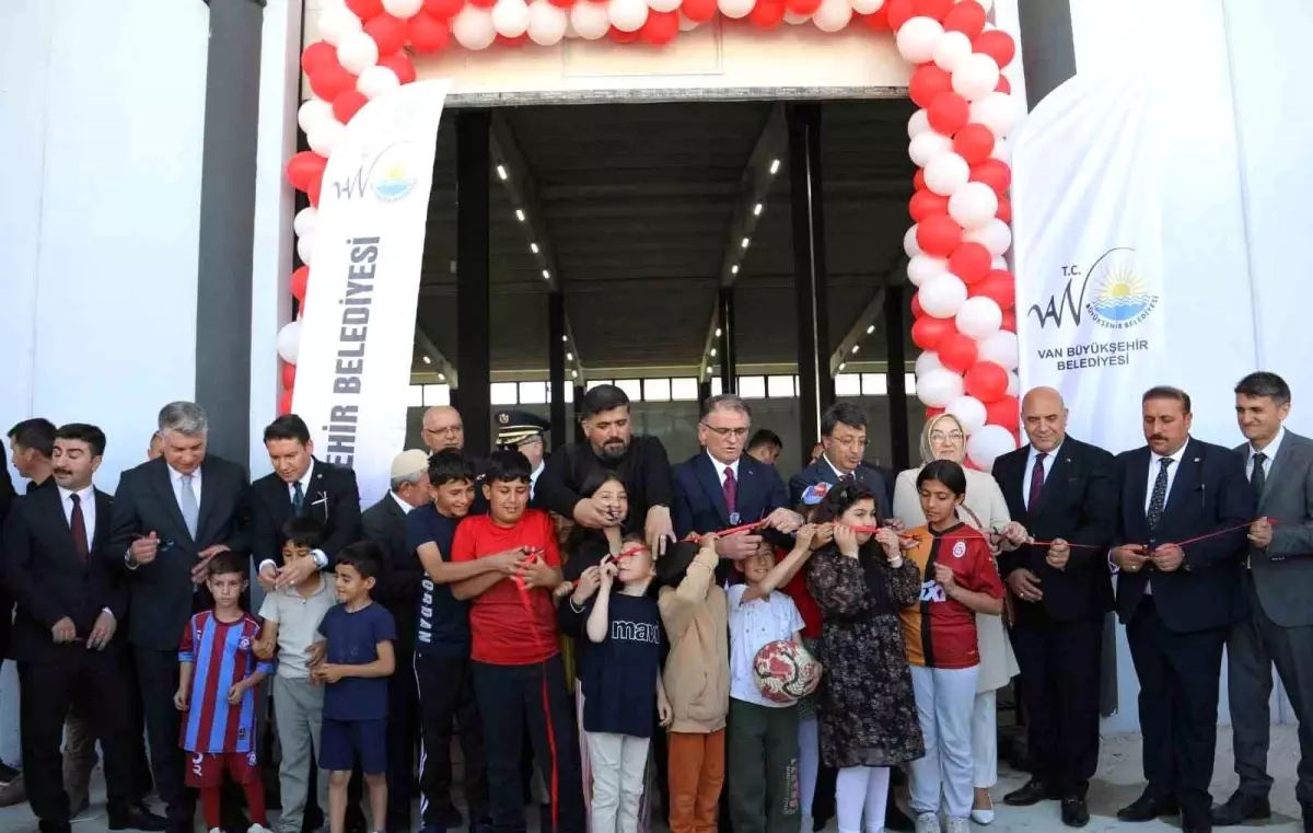 Van'da Kapalı Semt Pazarı Hizmete Açıldı