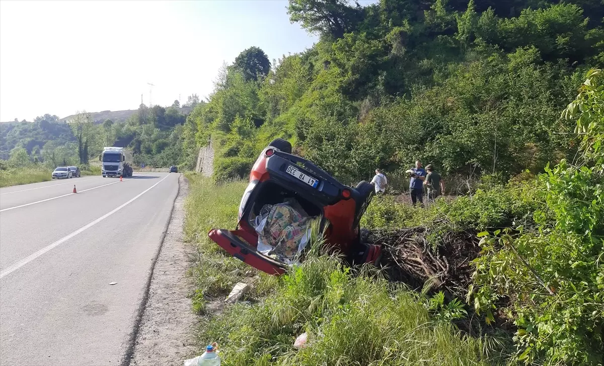 Akyazı'da otomobil devrildi, 4 yaralı