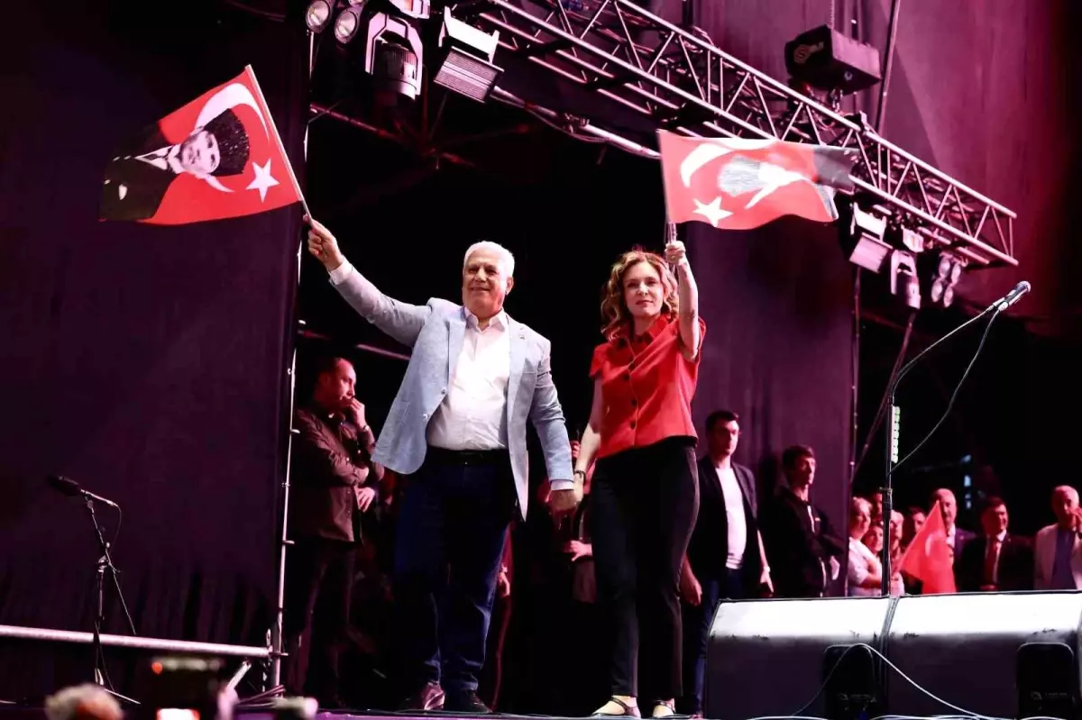 Bursa'da 19 Mayıs coşkusu "Mor ve Ötesi" ile zirve yaptı