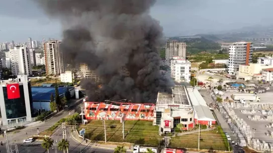 Mersin'de Fabrika Yangını Kontrol Altına Alınamıyor