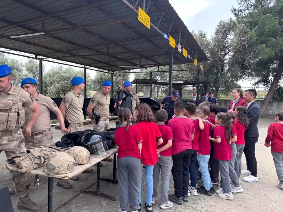 Öğrenciler Jandarma'yı Ziyaret Etti