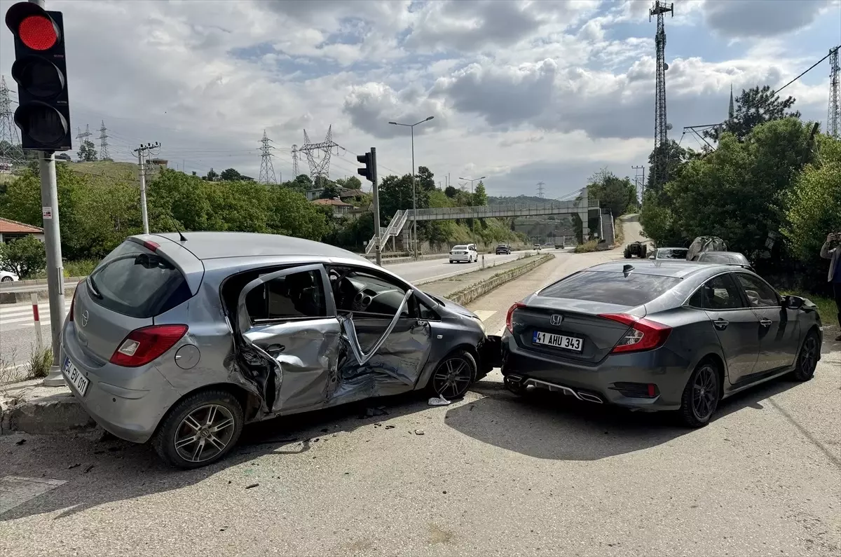 Serdivan'da Çarpışma: 4 Yaralı
