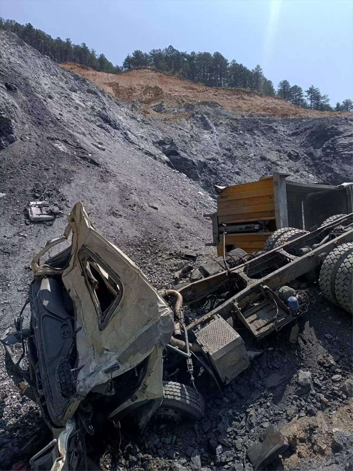 Hafriyat Kamyonu Devrildi, Sürücü Hayatını Kaybetti
