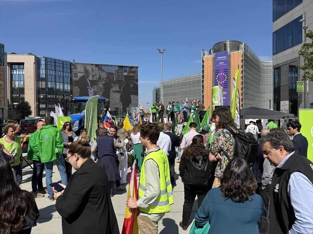 Çiftçiler AB'de Tarım Destekleri İçin Gösteri Düzenledi