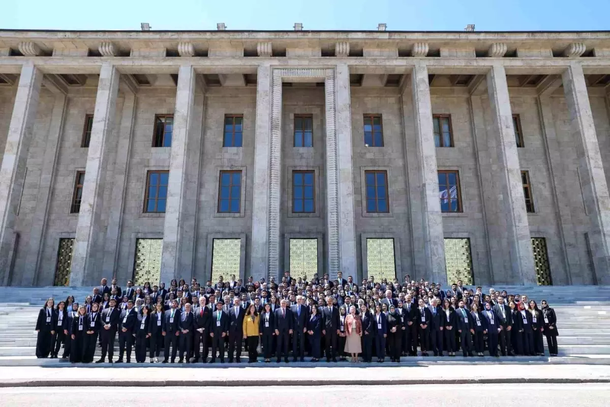 Bakan Bak, Gençlerle TBMM'yi Ziyaret Etti