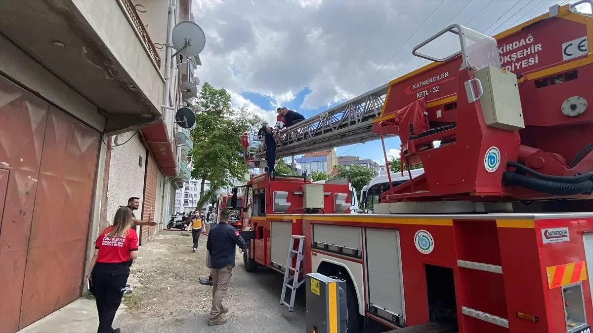 Çorlu'da Apartman Yangını: 5 Kişi Dumandan Etkilendi