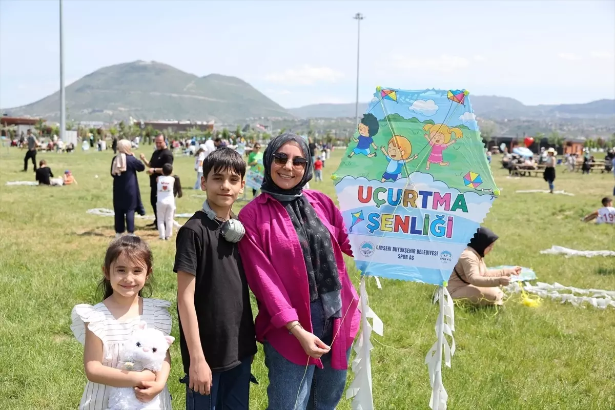 Millet bahçesinde uçurtma şenliği düzenlendi