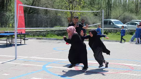 Anadolu Sultanları voleybol takımı oyuncuları çocuklarıyla geleneksel çocuk oyunları yarışmalarına katıldı