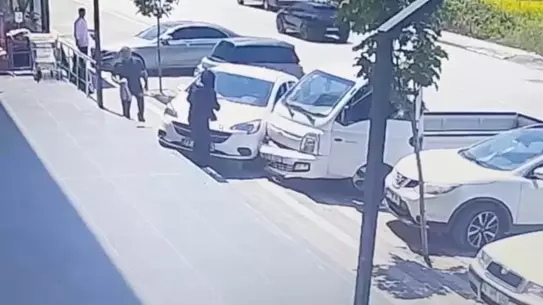Kadıköy'de Kaza: Genç Kız Otomobilin Altında Kaldı