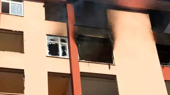 Rize'de Boşaltılan Apartmanın 8. Katında Yangın Çıktı