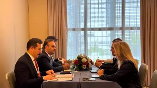 Bakan Kacır Polonya'da İkili Görüşmeler Yaptı