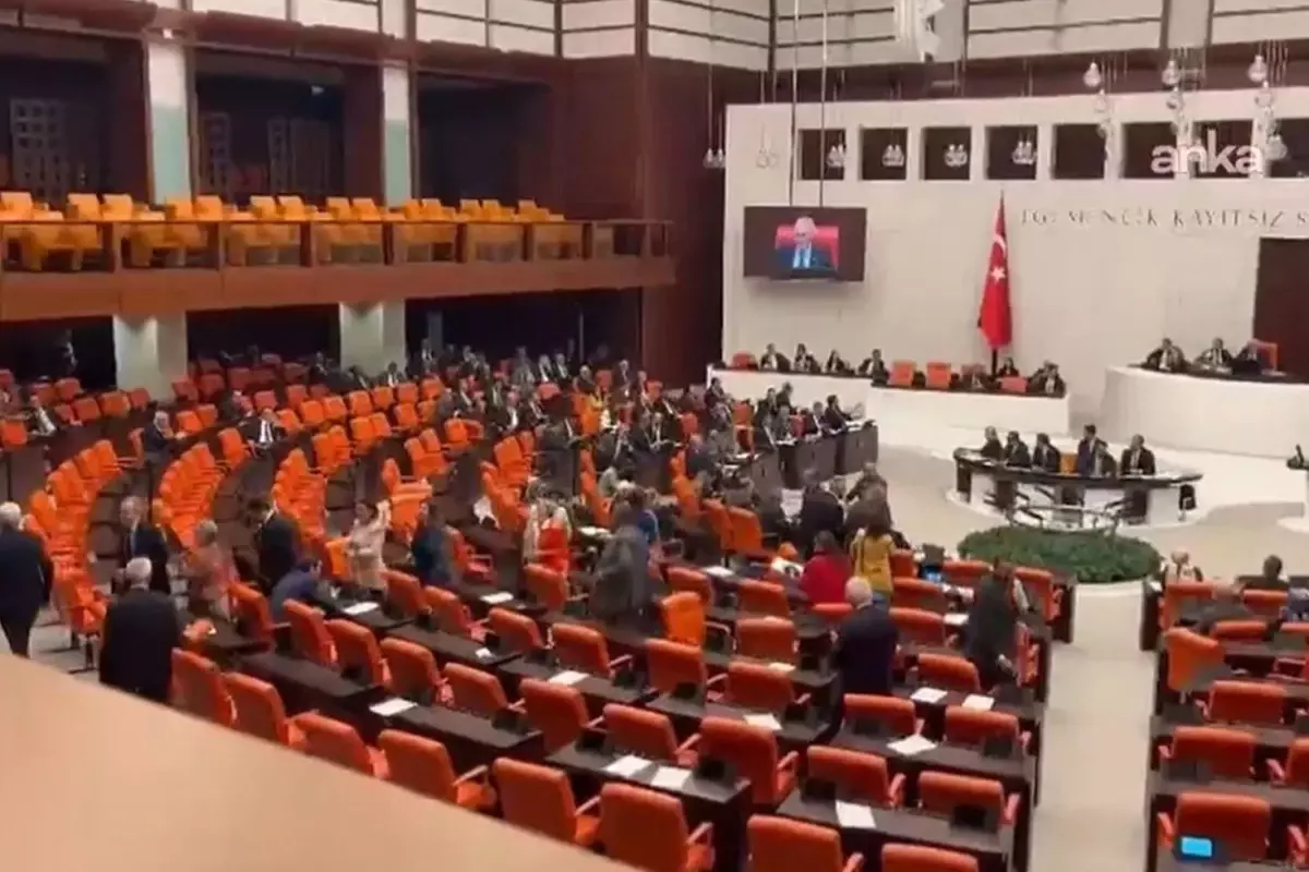 CHP'li vekiller Genel Kurulu terk etti