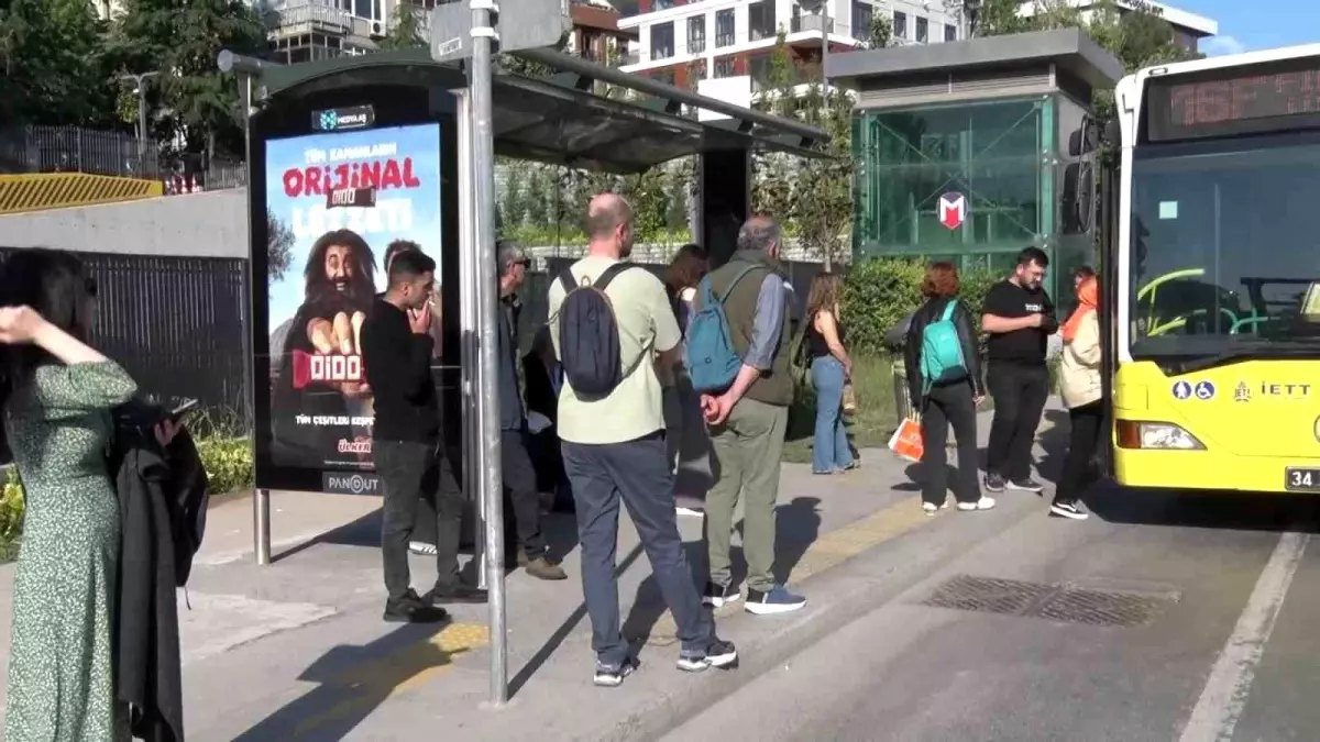 İstanbul'da Özel Halk Otobüsleri Kontak Kapatma Eylemi Gerçekleştirdi