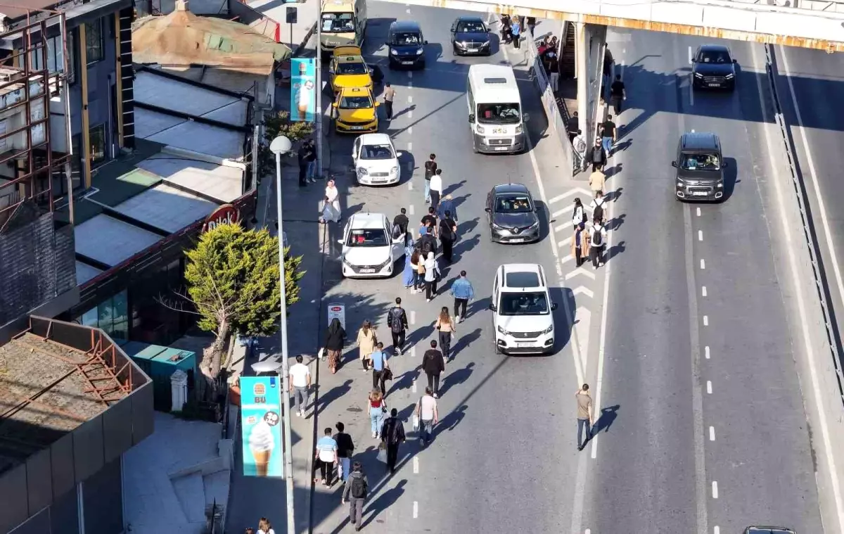 İstanbul'da Özel Halk Otobüsleri Grevi, Metrobüs Duraklarında Yoğunluk Yarattı