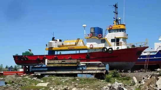 Balıkçı Tekneleri Tersanede Bakımda