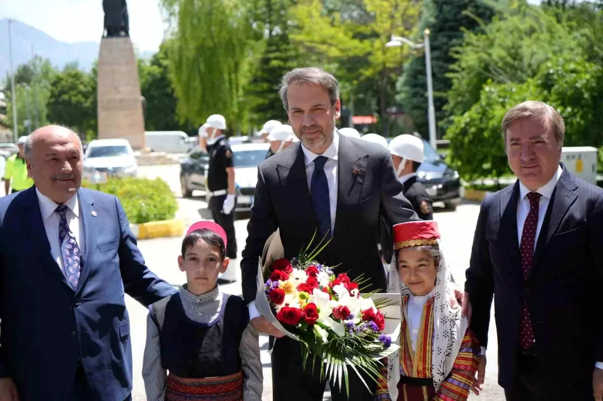 Bakan Alparslan Bayraktar Erzincan'da Bir Dizi Ziyaret Gerçekleştirdi