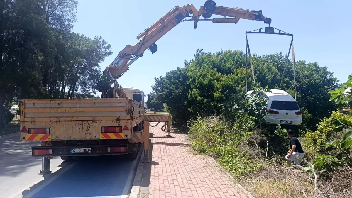 Manavgat'ta Virajı Alamayan Araç Bahçeye Uçtu, Sürücü Yaralandı