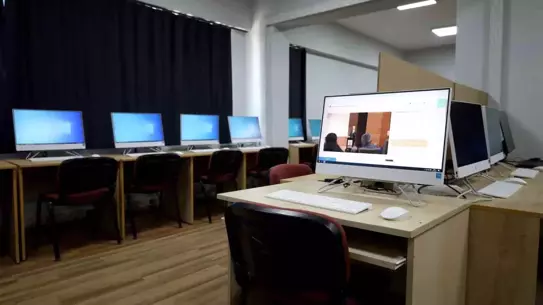 Başkan Alemdar'dan Eğitime Destek: 21 Bilgisayar Öğrencilere Teslim Edildi