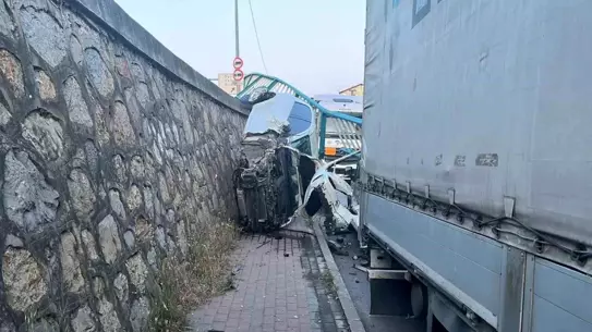 Gebze'de kaza: Otomobil 3 metrede asılı kaldı