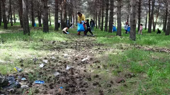 Anaokulu Öğrencileri Çevre Temizliği Yaptı
