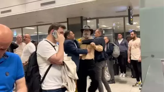 Cüneyt Asan Havalimanında Tartıştı