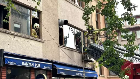 Beyoğlu'nda Yangın: 2 Kişi Kurtarıldı