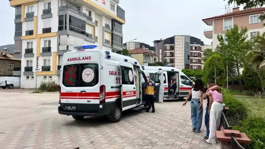 Bucak'ta Kavga: 2 Genç Kız Bıçaklandı