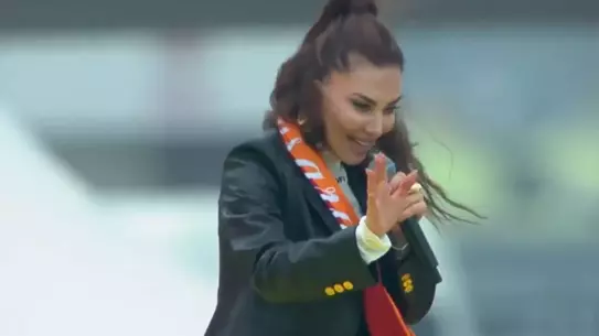 Ebru Yaşar, yüz binlerce Galatasaray taraftarını ''Affet'' ile coşturdu