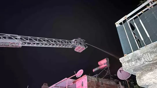 Uşak'ta Yangın: 3 Ev Zarar Gördü