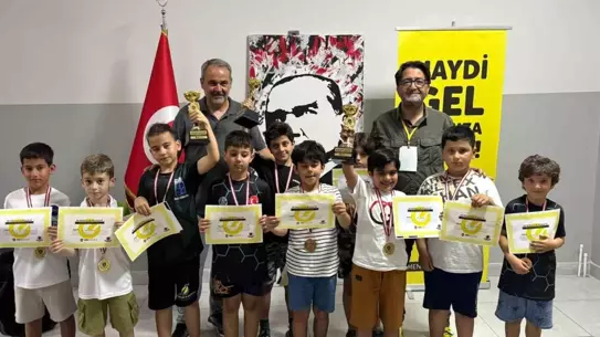 Gençlik ve Spor Bayramı Satranç Turnuvası İzmir'de Yapıldı