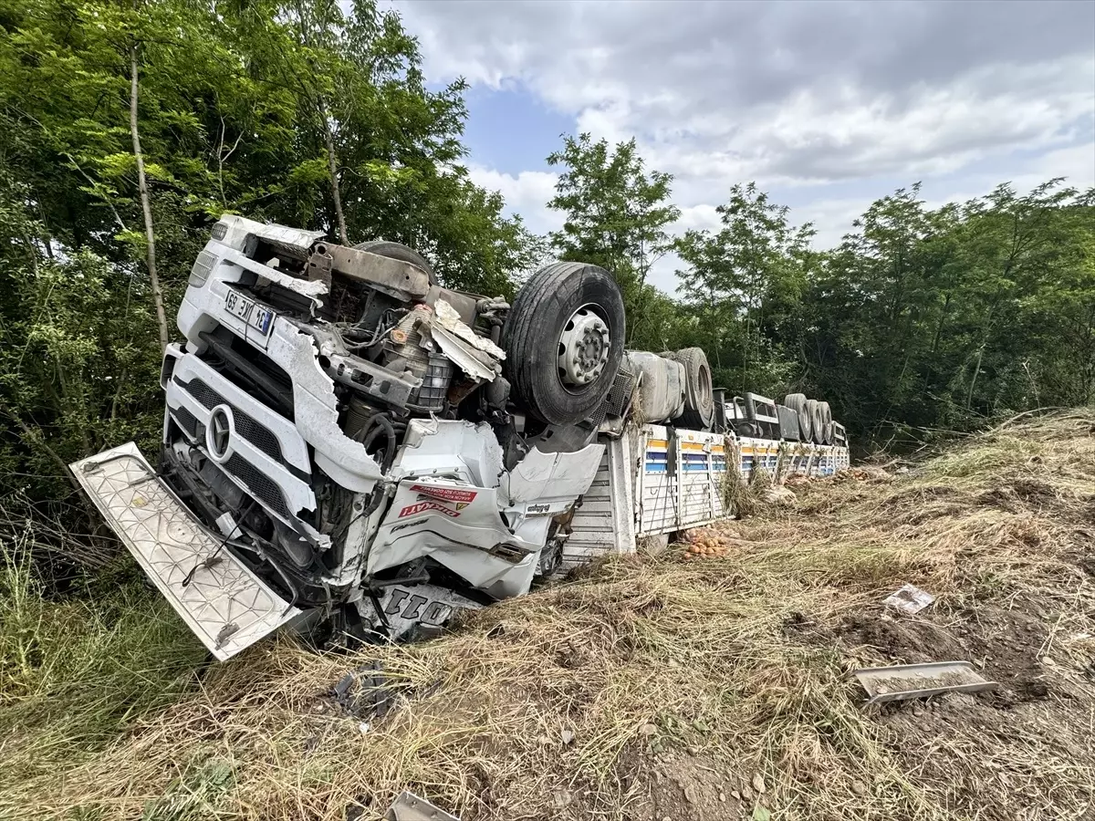 Düzce'de Tır Devri: 2 Yaralı