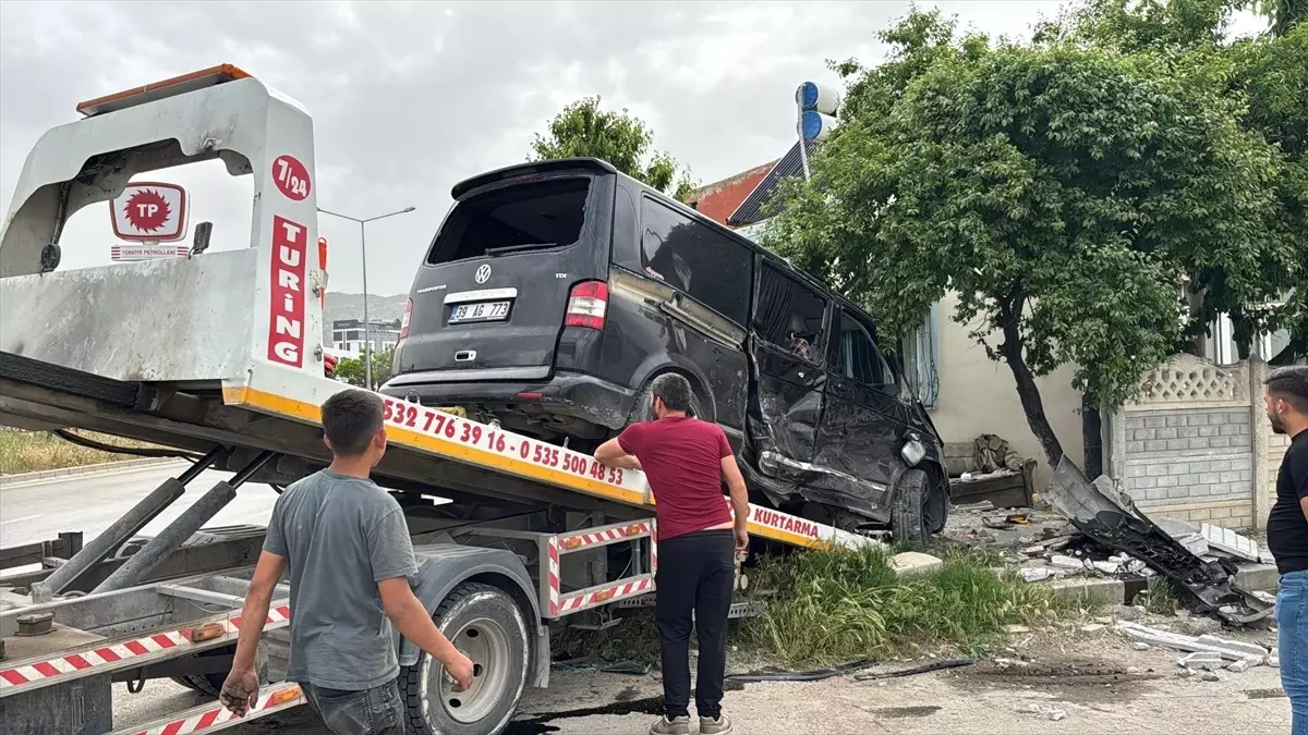 Afyonkarahisar'da Minibüs-Kamyonet Çarpışması: 9 Yaralı