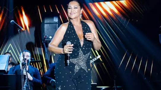 Hülya Avşar'dan sahnede Hakan Altun sürprizi